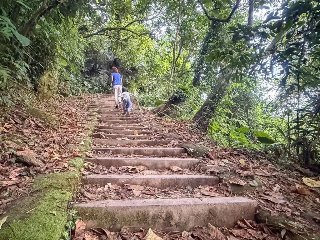 Mother and young child walking up stone steps Sakul Trail family-friendly Hualien — Taiwan Insider