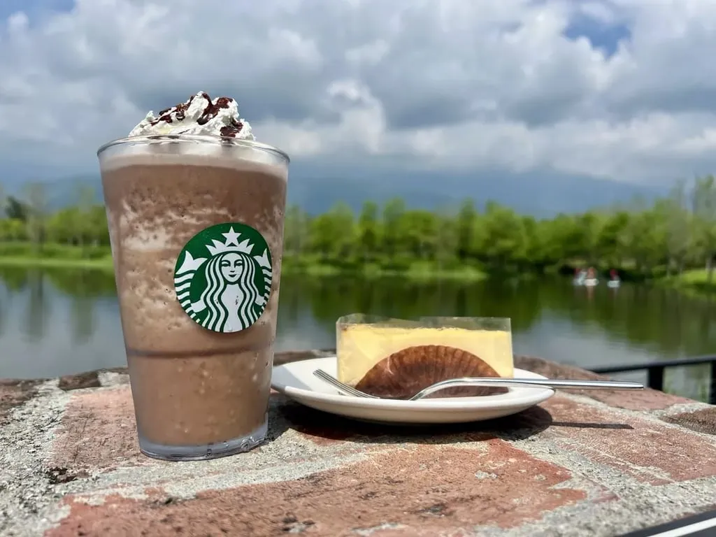 Starbucks Frappuccino and cake on brick terrace Promisedland lagoon — Taiwan Insider